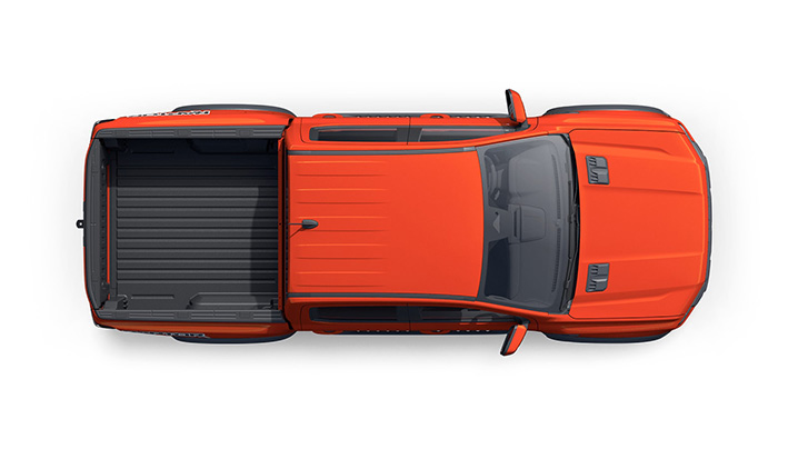 Obenansicht eines leuchtend orangefarbenen Pickups mit offener Ladefläche.